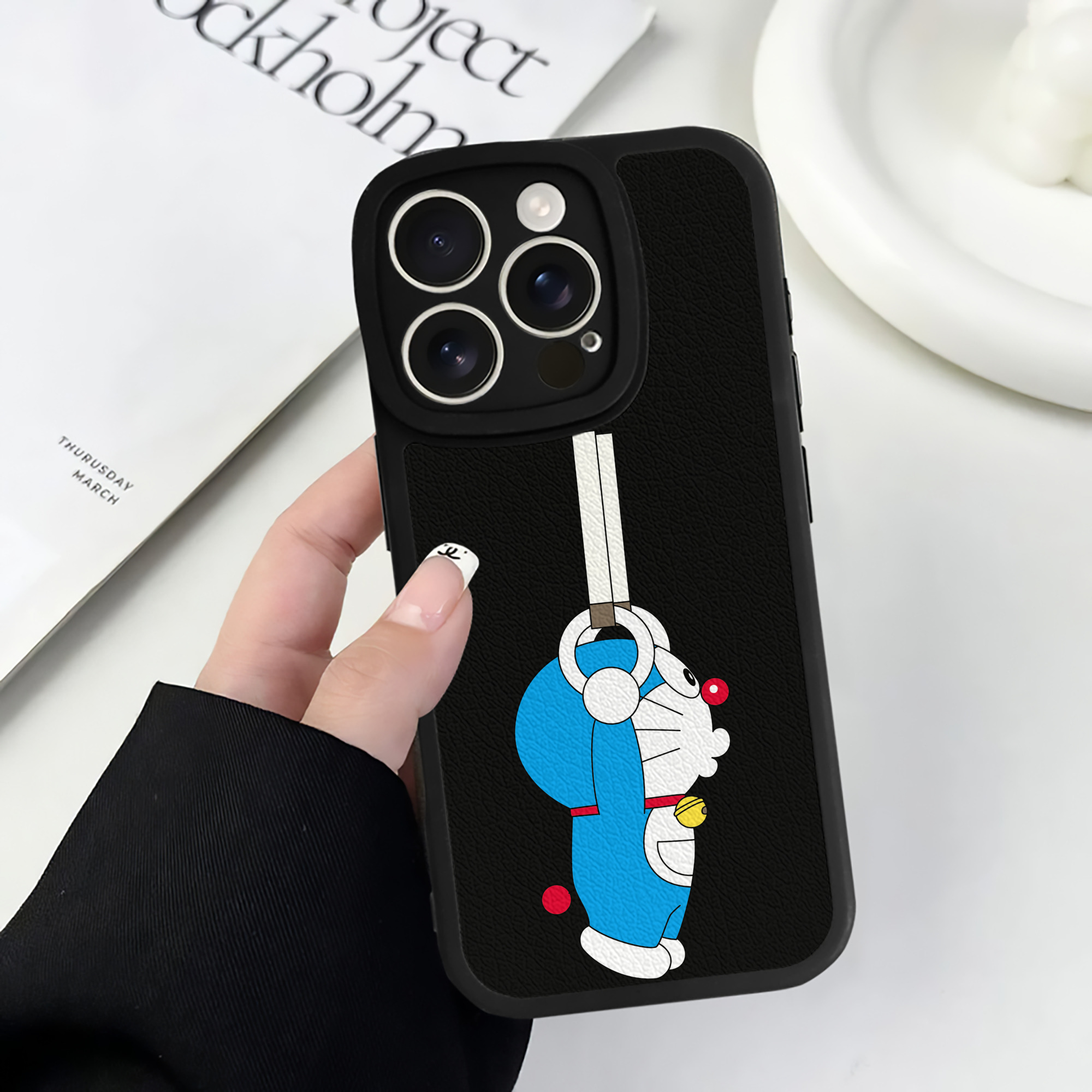 （画像用） ドラえもん Doraemon 【iPhone 16シリーズ対応】シリコンスマホケース（レザー調） 材質：シリコン